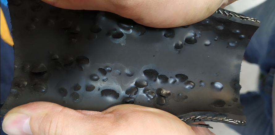 Falhas em mangueiras hidráulicas - incompatibilidade química do fluido com a mangueira